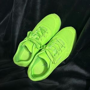 Gently used women’s size 8 neon green sketchers sneakers.
